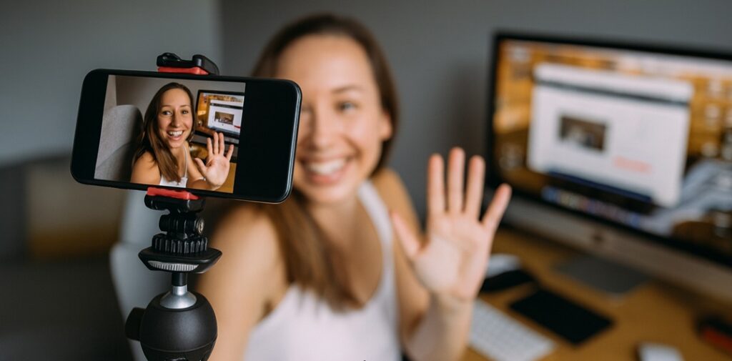 Influencerin dreht ein Video