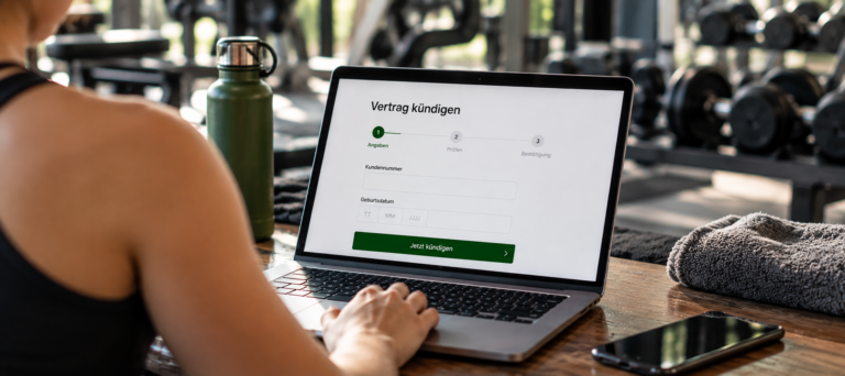 Person kündigt online einen Fitnessstudiovertrag über den Kündigungsbutton auf einem Laptop.