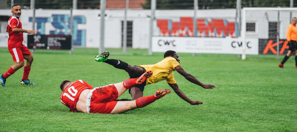 Blutgerätsche Fussball Foul Rehkatsch