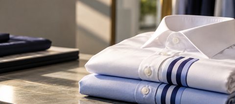 Gefaltete Hemden in Weiß und Blau – Farbmarke im Modebereich