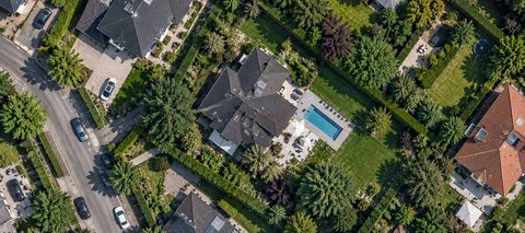 Satellitenansicht einer Wohngegend mit Häusern, Gärten und privaten Grundstücken aus der Vogelperspektive.