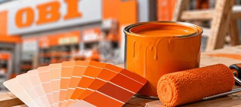 Orangefarbene Farbe, Farbrolle und Farbfächer als Symbol für den Schutz von Farben als Marke